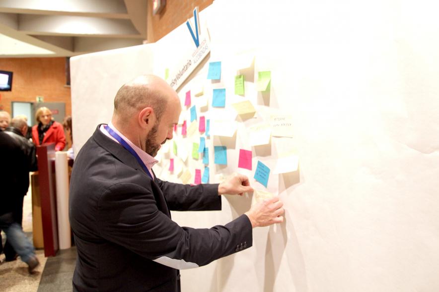 Gala del Voluntariado 2017 - Imagen de una persona pegando una nota en una pared de deseos.