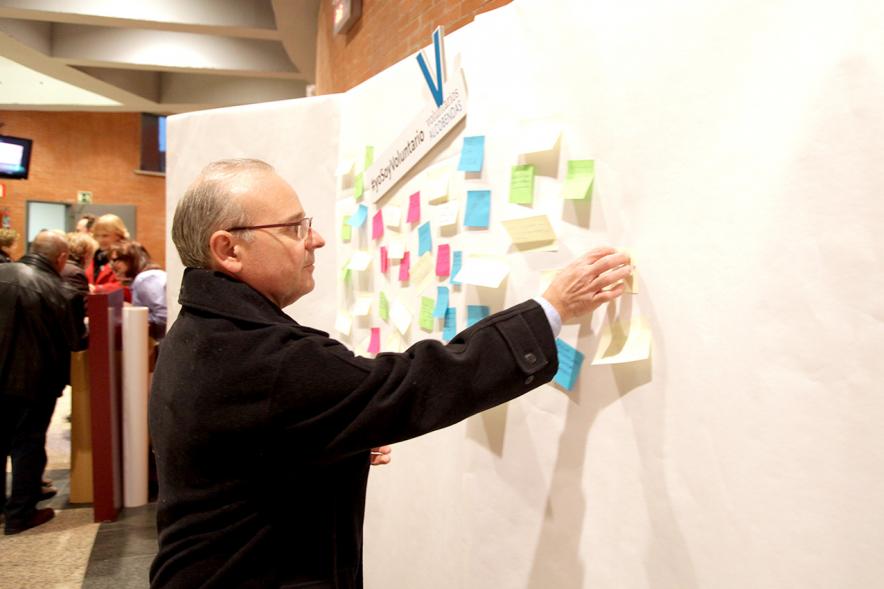 Gala del Voluntariado 2017 - Imagen de una persona pegando una nota en una pared de deseos.