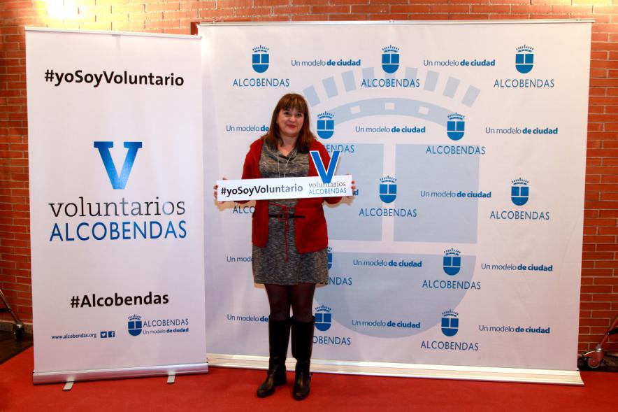 Gala del Voluntariado 2016 - Imagen de una  asistente a la gala en el photocall del evento.
