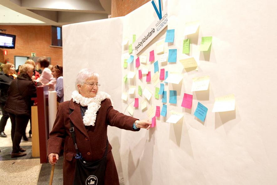 Gala del Voluntariado 2017 - Imagen de una persona pegando una nota en una pared de deseos.