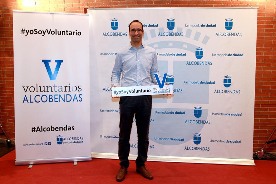 Gala del Voluntariado 2016 - Imagen de un asistente a la gala en el photocall del evento.