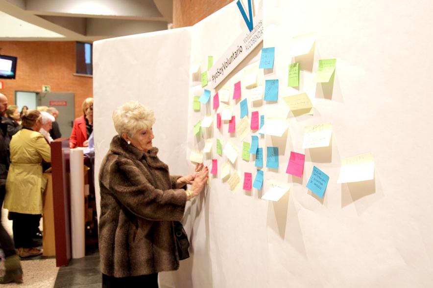 Gala del Voluntariado 2017 - Imagen de una persona pegando una nota en una pared de deseos.