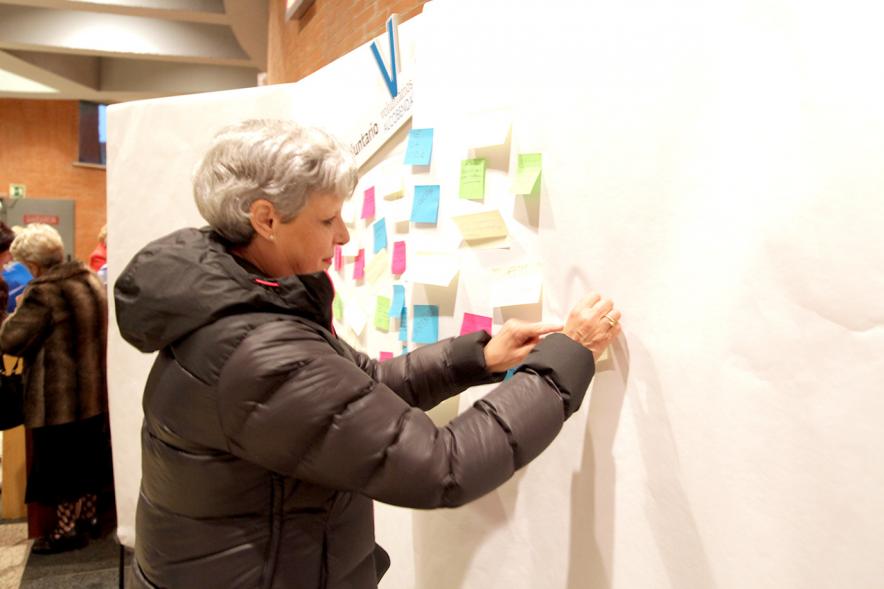 Gala del Voluntariado 2017 - Imagen de una persona pegando una nota en una pared de deseos.