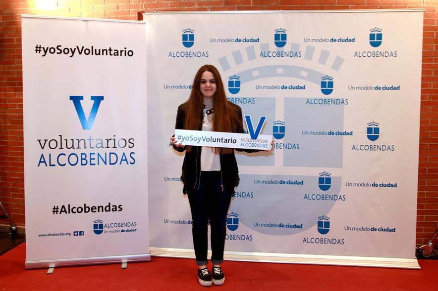 Gala del Voluntariado 2016 - Imagen de una asistente a la gala en el photocall del evento.