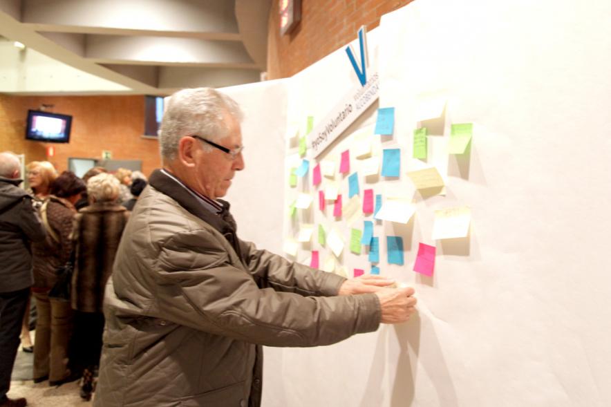 Gala del Voluntariado 2017 - Imagen de una persona pegando una nota en una pared de deseos.