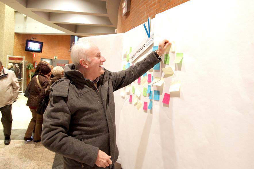 Gala del Voluntariado 2017 - Imagen de una persona pegando una nota en una pared de deseos.