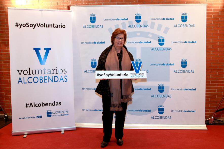 Gala del Voluntariado 2016 - Imagen de una asistente a la gala en el photocall del evento.