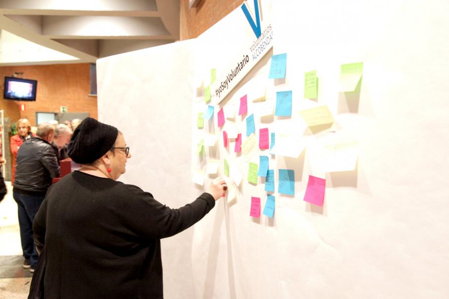 Gala del Voluntariado 2017 - Imagen de una persona pegando una nota en una pared de deseos.