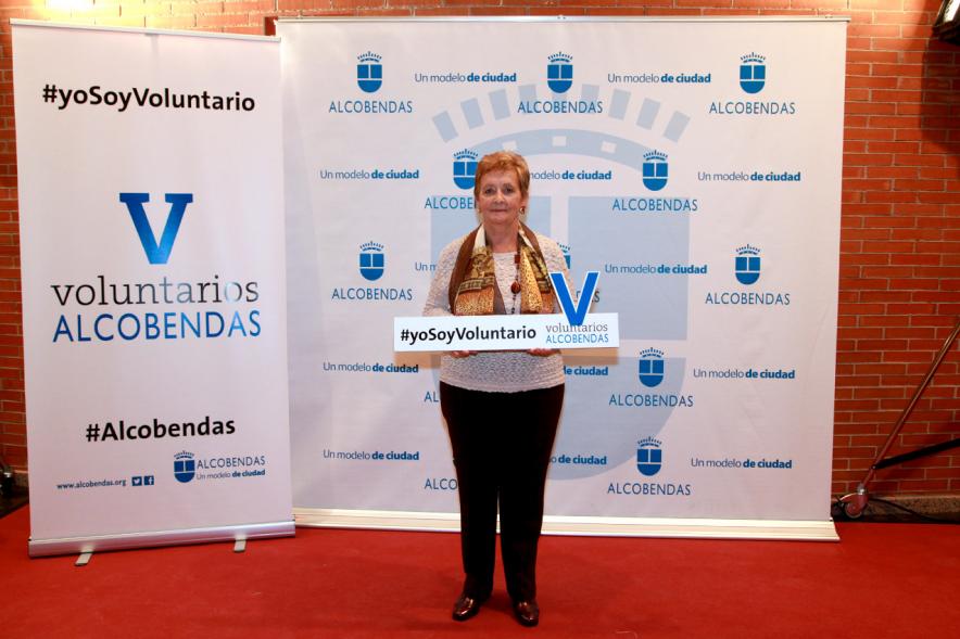 Gala del Voluntariado 2016 - Imagen de una asistente a la gala en el photocall del evento.