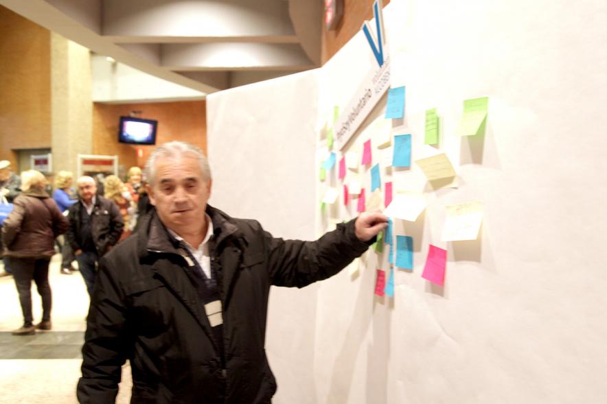 Gala del Voluntariado 2017 - Imagen de una persona pegando una nota en una pared de deseos.