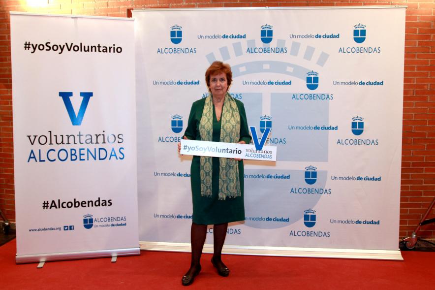 Gala del Voluntariado 2016 - Imagen de una asistente a la gala en el photocall del evento.