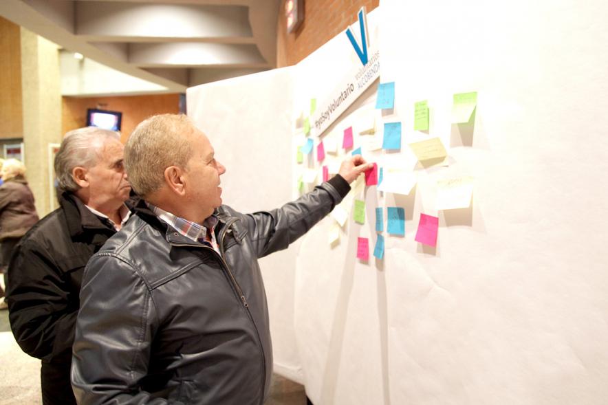 Gala del Voluntariado 2017 - Imagen de una persona pegando una nota en una pared de deseos.