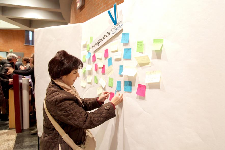 Gala del Voluntariado 2017 - Imagen de una persona pegando una nota en una pared de deseos.