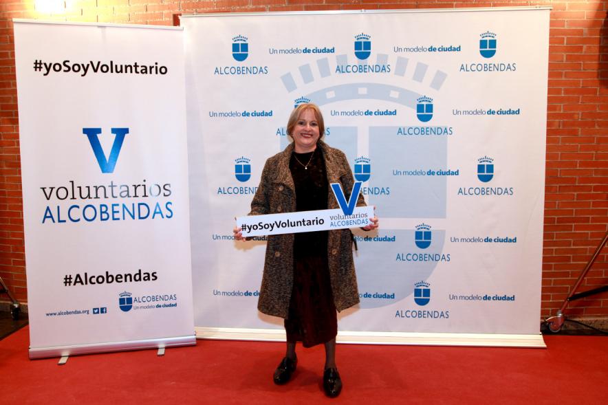Gala del Voluntariado 2016 - Imagen de una asistente a la gala en el photocall del evento.