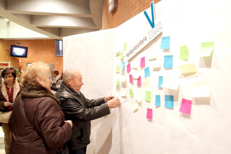Gala del Voluntariado 2017 - Imagen de una persona pegando una nota en una pared de deseos.