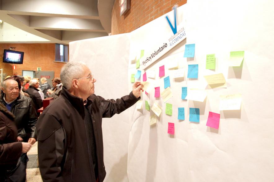 Gala del Voluntariado 2017 - Imagen de una persona pegando una nota en una pared de deseos.