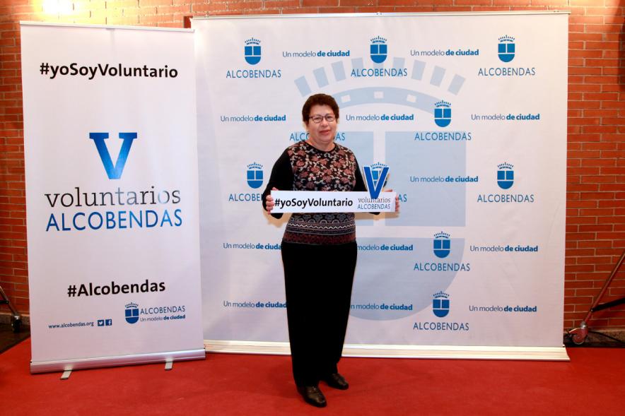 Gala del Voluntariado 2016 - Imagen de una asistente a la gala en el photocall del evento.
