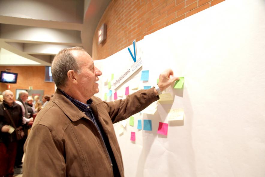 Gala del Voluntariado 2017 - Imagen de una persona pegando una nota en una pared de deseos.