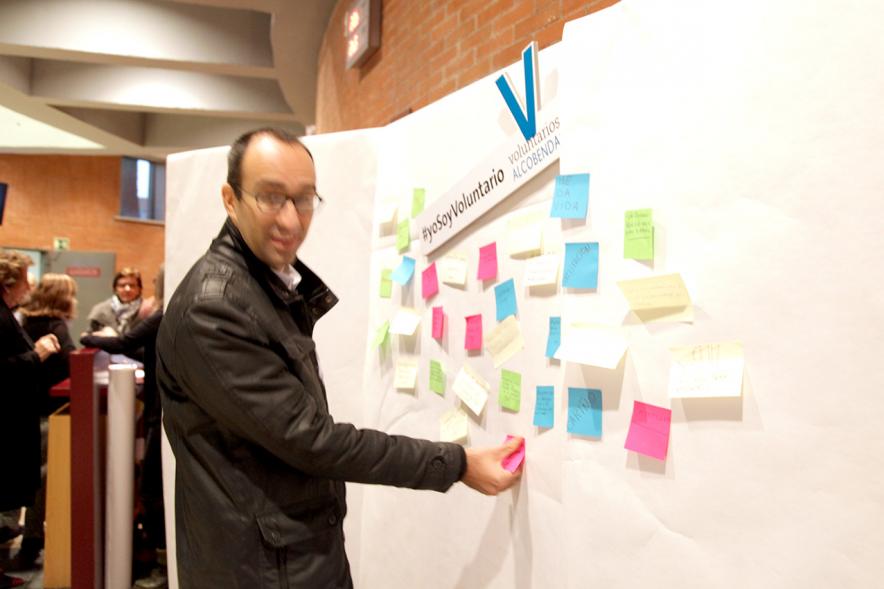 Gala del Voluntariado 2017 - Imagen de una persona pegando una nota en una pared de deseos.