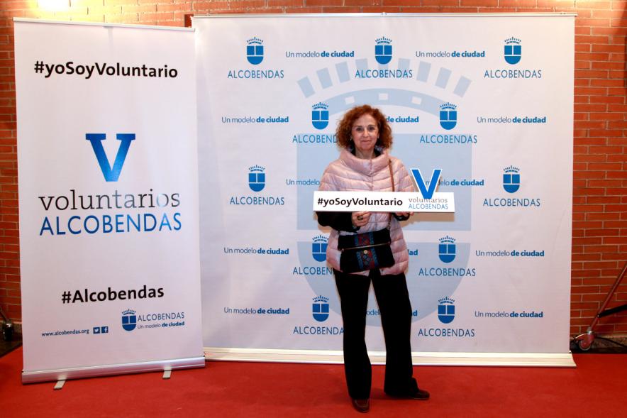 Gala del Voluntariado 2016 - Imagen de una asistente a la gala en el photocall del evento.