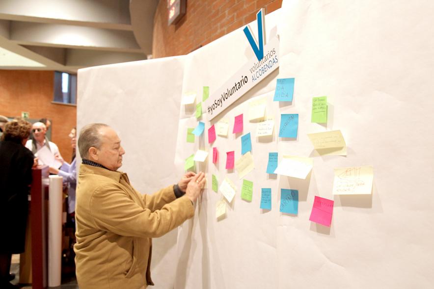 Gala del Voluntariado 2017 - Imagen de una persona pegando una nota en una pared de deseos.