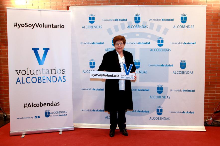 Gala del Voluntariado 2016 - Imagen de una asistente a la gala en el photocall del evento.