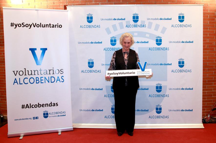 Gala del Voluntariado 2016 - Imagen de una asistente a la gala en el photocall del evento.