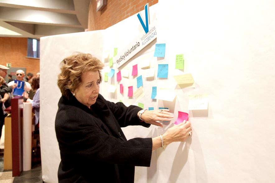 Gala del Voluntariado 2017 - Imagen de una persona pegando una nota en una pared de deseos.