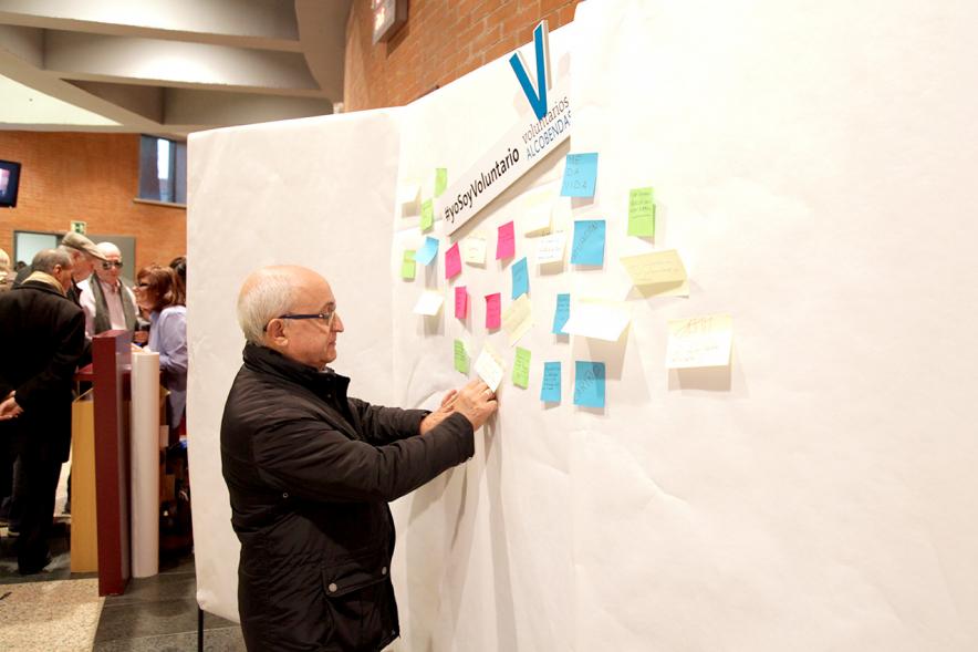 Gala del Voluntariado 2017 - Imagen de una persona pegando una nota en una pared de deseos.
