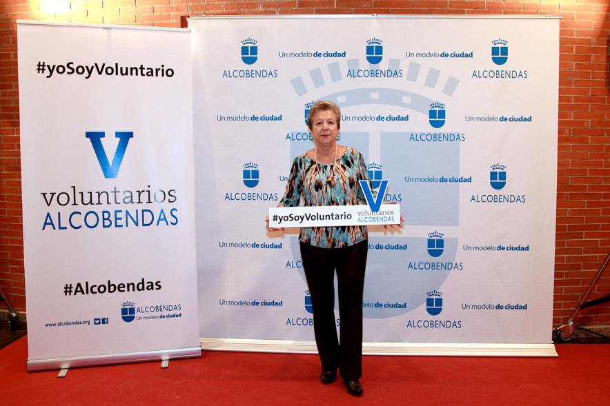 Gala del Voluntariado 2016 - Imagen de una asistente a la gala en el photocall del evento.