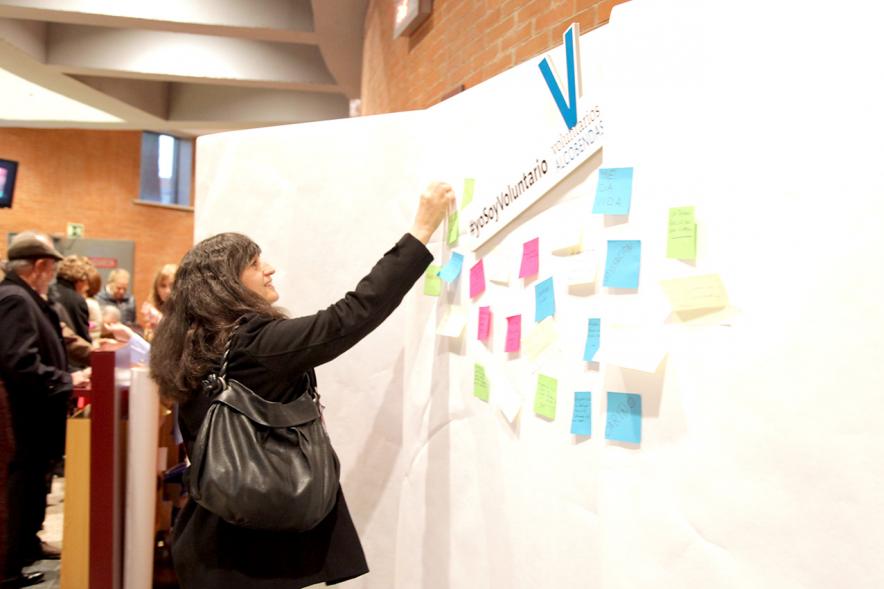 Gala del Voluntariado 2017 - Imagen de una persona pegando una nota en una pared de deseos.