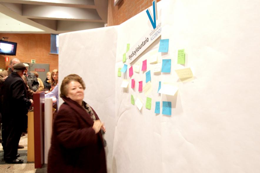 Gala del Voluntariado 2017 - Imagen de una persona pegando una nota en una pared de deseos.