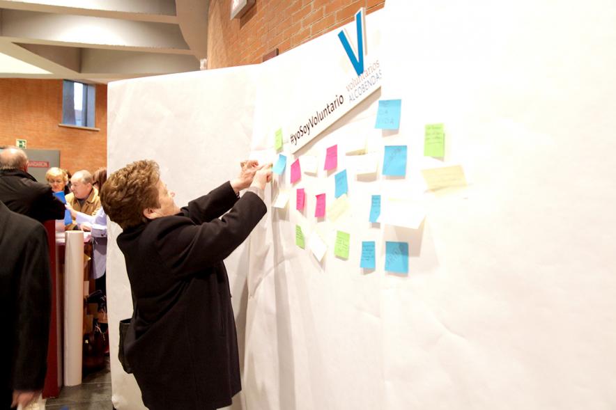 Gala del Voluntariado 2017 - Imagen de una persona pegando una nota en una pared de deseos.