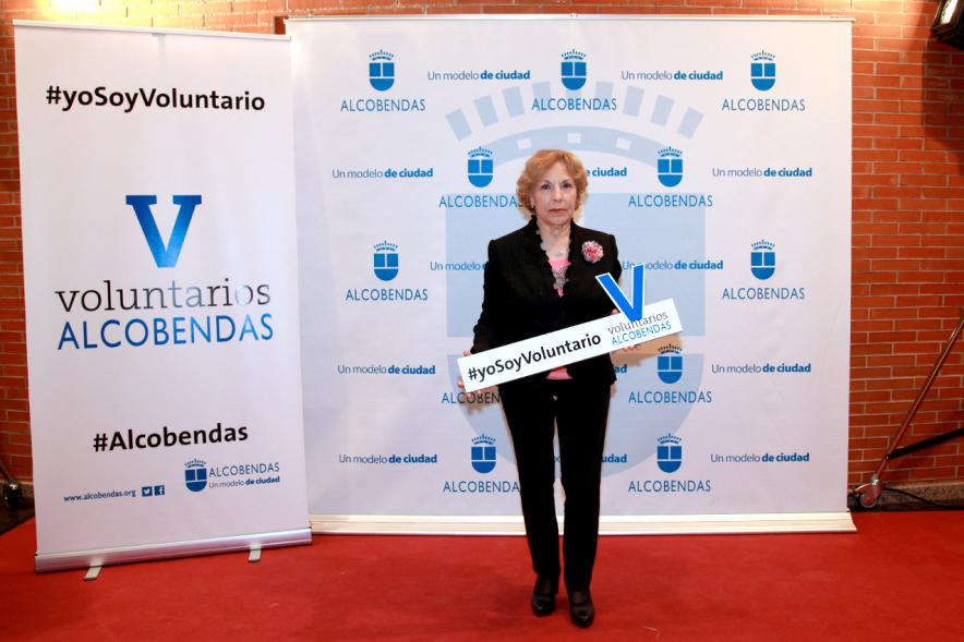 Gala del Voluntariado 2016 - Imagen de una asistente a la gala en el photocall del evento.