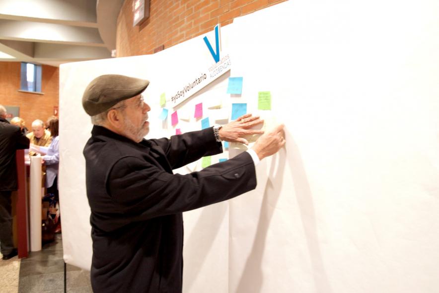 Gala del Voluntariado 2017 - Imagen de una persona pegando una nota en una pared de deseos.
