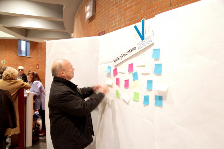 Gala del Voluntariado 2017 - Imagen de una persona pegando una nota en una pared de deseos.