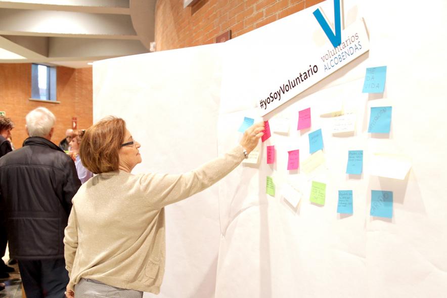 Gala del Voluntariado 2017 - Imagen de una persona pegando una nota en una pared de deseos.