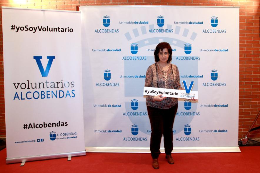 Gala del Voluntariado 2016 - Imagen de una asistente a la gala en el photocall del evento.