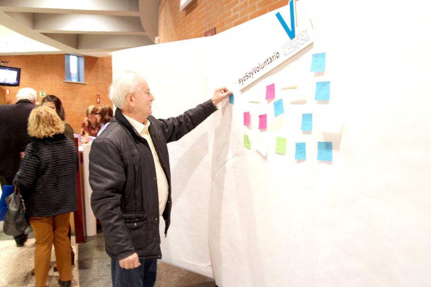 Gala del Voluntariado 2017 - Imagen de una persona pegando una nota en una pared de deseos.
