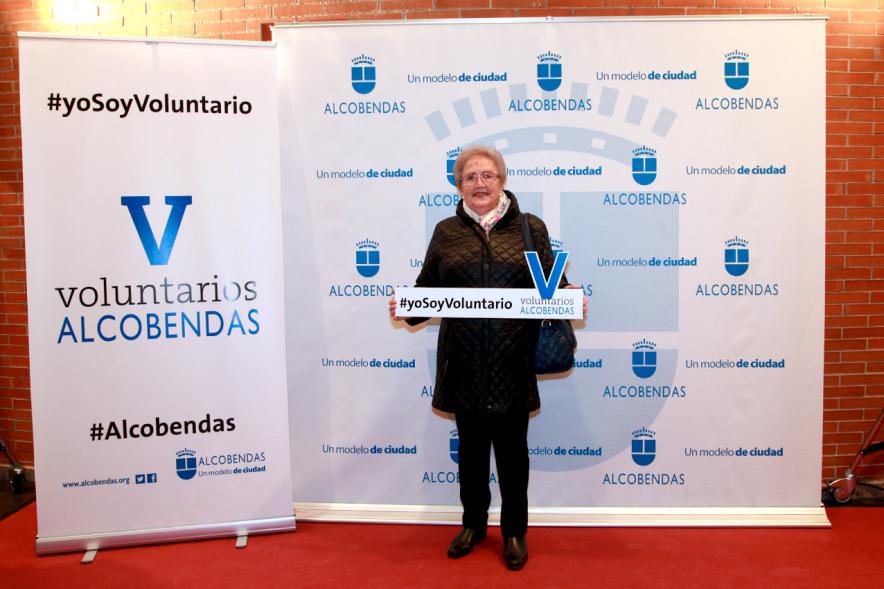 Gala del Voluntariado 2016 - Imagen de una asistente a la gala en el photocall del evento.