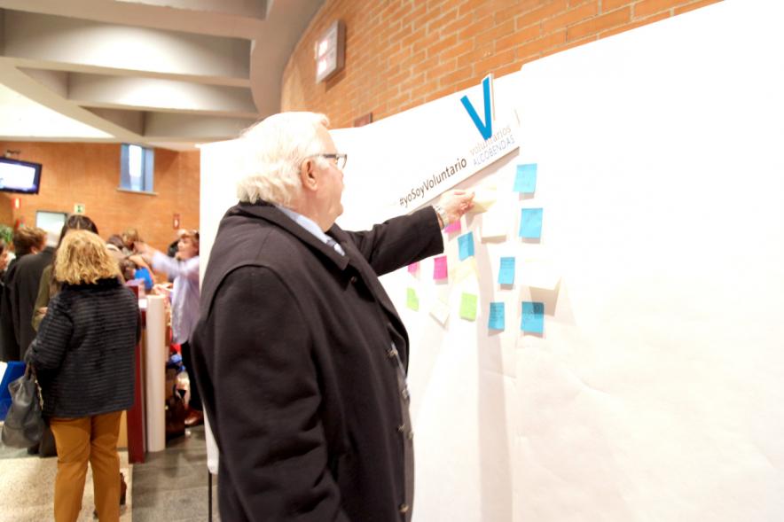 Gala del Voluntariado 2017 - Imagen de una persona pegando una nota en una pared de deseos.