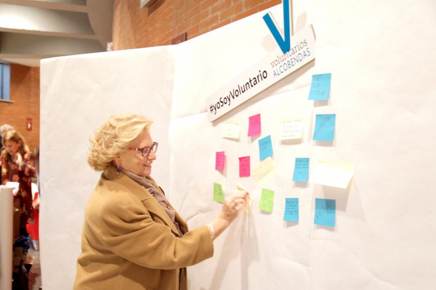 Gala del Voluntariado 2017 - Imagen de una persona pegando una nota en una pared de deseos.
