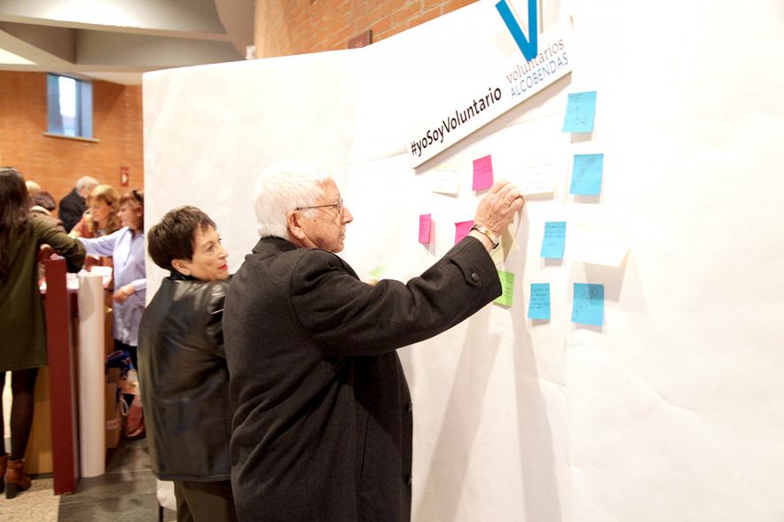 Gala del Voluntariado 2017 - Imagen de una persona pegando una nota en una pared de deseos.