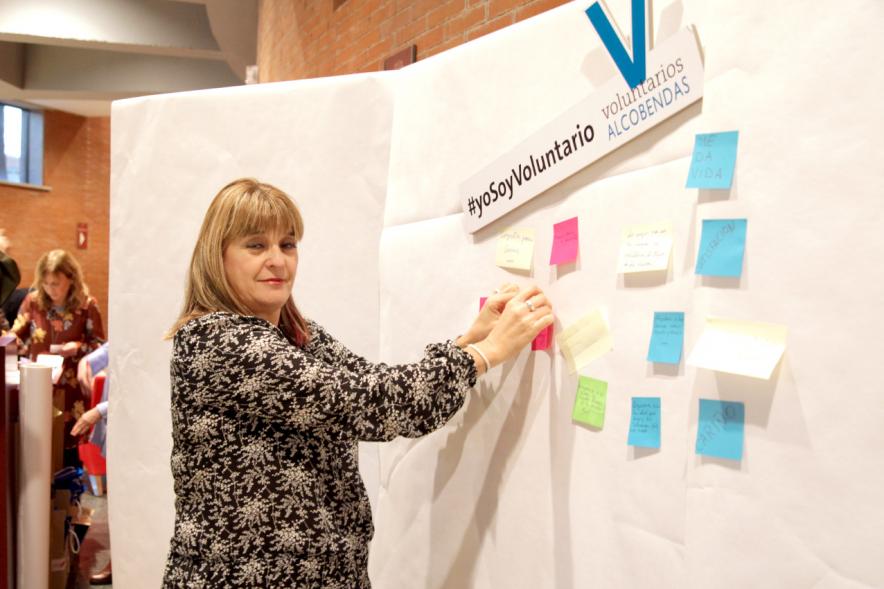 Gala del Voluntariado 2017 - Imagen de una persona pegando una nota en una pared de deseos.