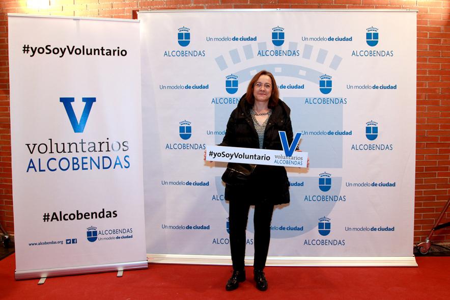 Gala del Voluntariado 2016 - Imagen de una asistente a la gala en el photocall del evento.