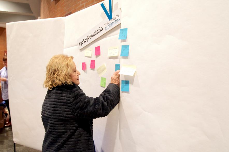 Gala del Voluntariado 2017 - Imagen de una persona pegando una nota en una pared de deseos.