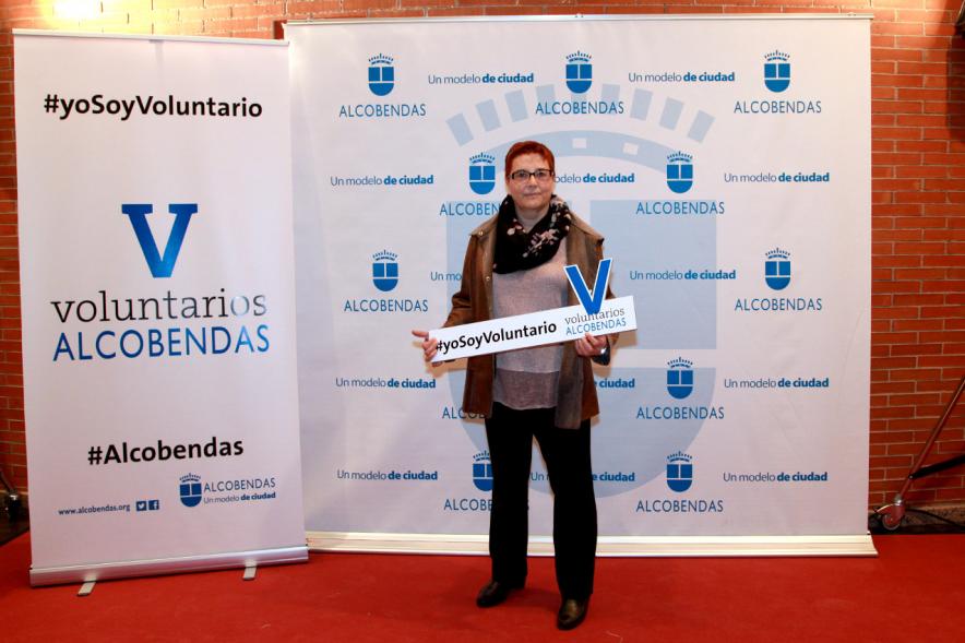 Gala del Voluntariado 2016 - Imagen de una  asistente a la gala en el photocall del evento.