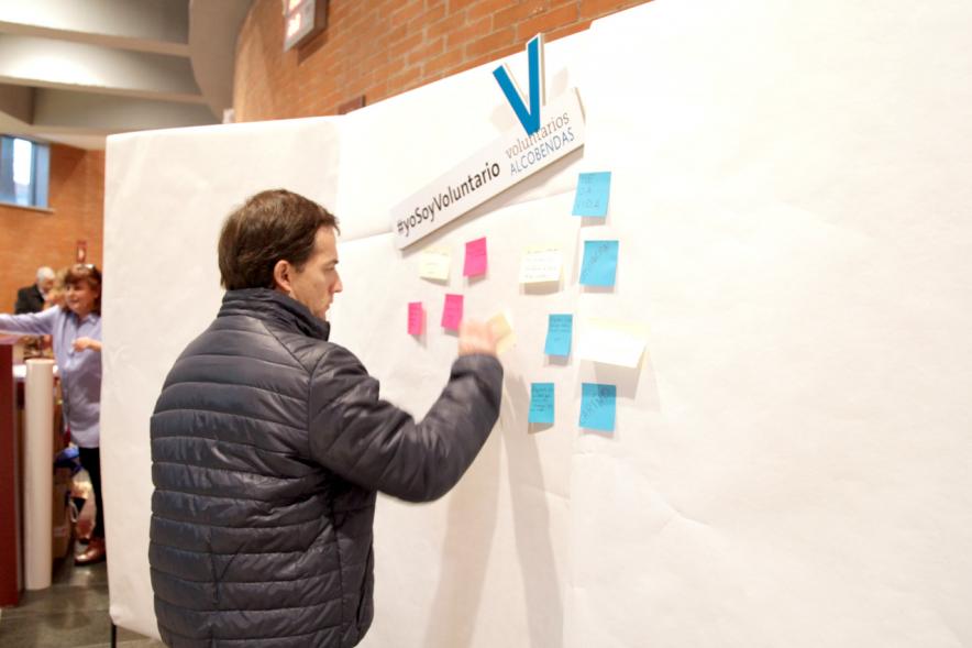Gala del Voluntariado 2017 - Imagen de una persona pegando una nota en una pared de deseos.