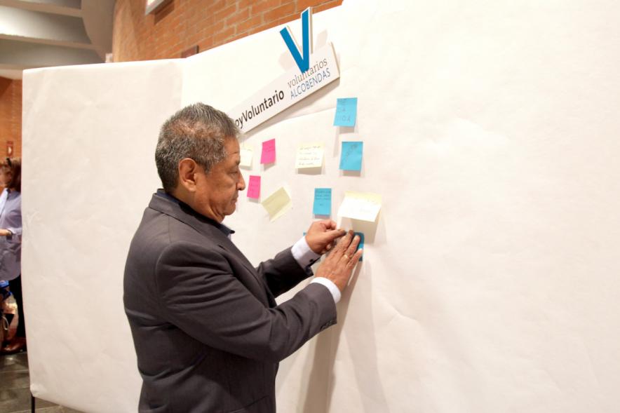 Gala del Voluntariado 2017 - Imagen de una persona pegando una nota en una pared de deseos.