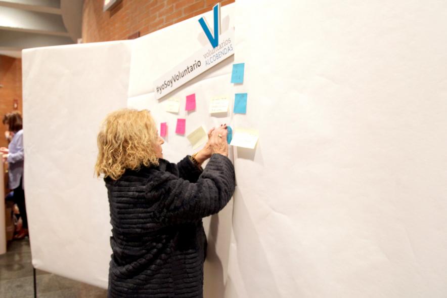 Gala del Voluntariado 2017 - Imagen de una persona pegando una nota en una pared de deseos.